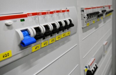 Jak ograniczyć koszty dostaw prądu w firmie produkcyjnej?