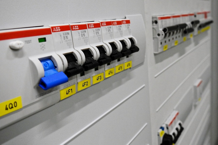 Jak ograniczyć koszty dostaw prądu w firmie produkcyjnej?